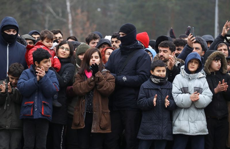 &copy; Reuters. مهاجرون يستمعون إلى خطاب من رئيس روسيا البيضاء ألكسندر لوكاشينكو خلال زيارته لمنطقة على الحدود مع بولندا يوم الجمعة. تصوير: كاكبر بيمبل - رو