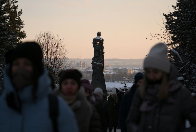 &copy; Reuters. People walk after laying flowers at the monument "In Memory of Kuzbass Miners" to pay tribute to the miners and rescuers killed in an accident at the Listvyazhnaya coal mine in the Kemerovo region, in Kemerovo, Russia, November 26, 2021. REUTERS/Alexander