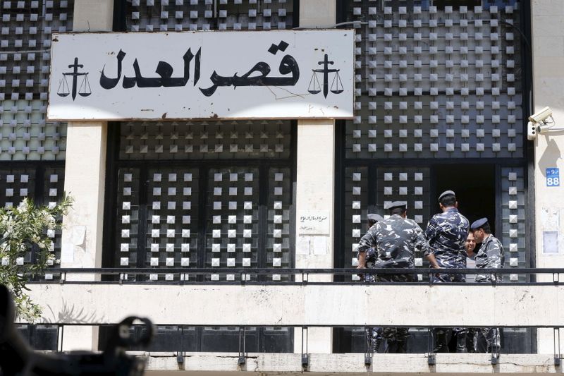 &copy; Reuters. أفراد من الشرطة اللبنانية يقفون عند مدخل قصر العدل في العاصمة بيروت. صورة من أرشيف رويترز.