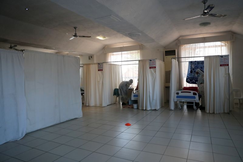 &copy; Reuters. Profissionais de saúde tratam de paciente em hospital de campanha em Johanesburgo
11/07/2021 REUTERS/ Sumaya Hisham