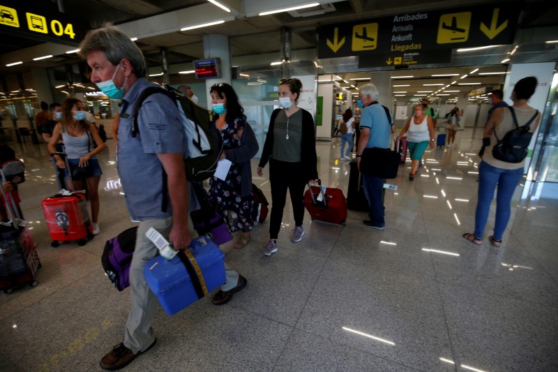 &copy; Reuters. FILE PHOTO: Passengers arrive at the airport,  in Palma de Mallorca, Spain, August 15, 2020. REUTERS/Enrique Calvo