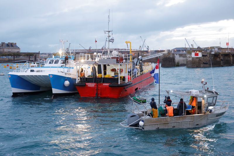 &copy; Reuters. Pescadores franceses bloquean el barco 'Normandy Trader' a la entrada del puerto de Saint-Malo al iniciar una jornada de protestas para expresar su enfado por la emisión de licencias de pesca post-Brexit, en Saint-Malo, Francia, 26 de noviembre de 2021. 
