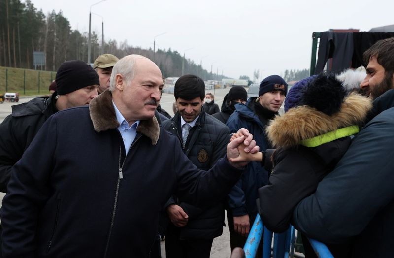 © Reuters. لوكاشينكو رئيس روسيا البيضاء في زيارة لمخيم للمهاجرين على حدود بلاده مع بولندا يوم الجمعة. صورة لرويترز محظور إعادة بيعها أو وضعها في أرشيف. 