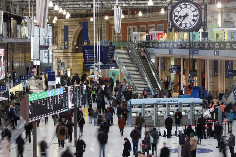 © Reuters. Commuters walk at the Waterloo station during a tube strike, in London, Britain, November 26, 2021. REUTERS/Tom Nicholson