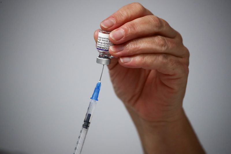 © Reuters. BioNTech, qui a développé le vaccin contre le COVID-19 le plus utilisé dans le monde occidental, a déclaré vendredi attendre des données supplémentaires de la part des laboratoires sur le nouveau variant détecté en Afrique du Sud. /Photo prise le 24 novembre 2021/REUTERS/Sergio Perez