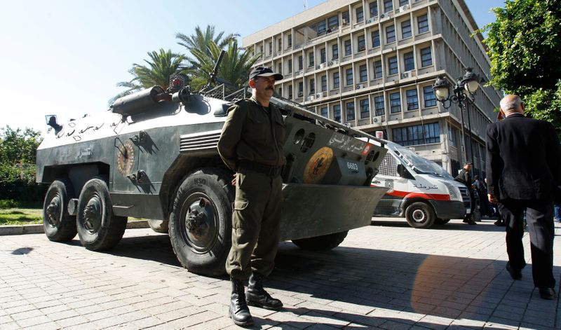 &copy; Reuters. جنود ومدرعة يحرسون مقر وزارة الداخلية في وسط العاصمة التونسية. صورة من أرشيف رويترز.