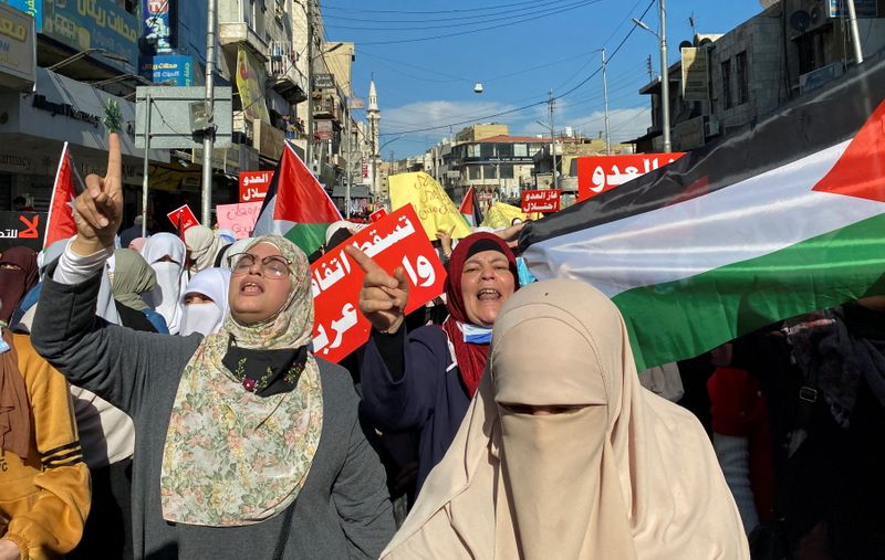 &copy; Reuters. أردنيون يرفعون أعلاما ولافتات في مظاهرة احتجاج على اتفاقية المياه مقابل الطاقة مع إسرائيل والإمارات في العاصمة عمان يوم الجمعة. تصوير: معاذ