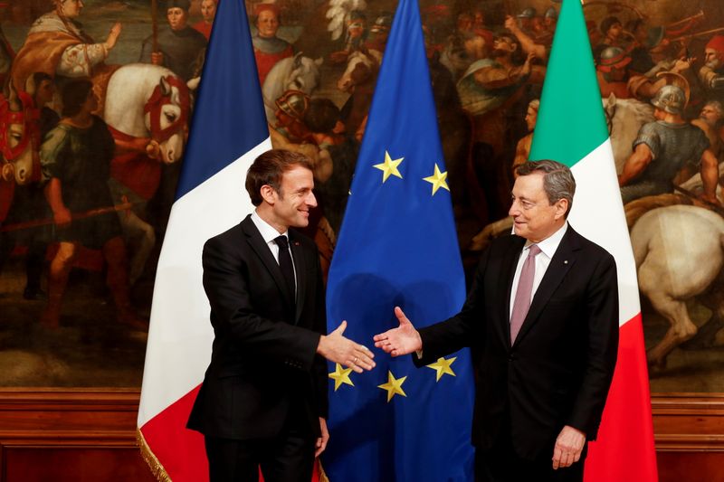 © Reuters. El presidente francés Emmanuel Macron y el primer ministro italiano Mario Draghi se dan la mano en encuentro en Palacio del Quirinal, Roma, Italia, 26 noviembre 2021.
REUTERS/Yara Nardi