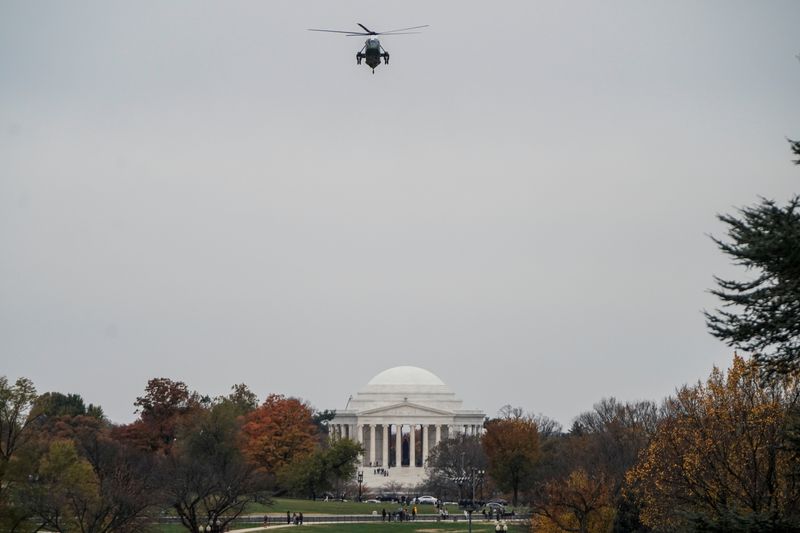 &copy; Reuters. Un elicottero si dirige verso la Casa Bianca a Washington.  REUTERS/Joshua Roberts