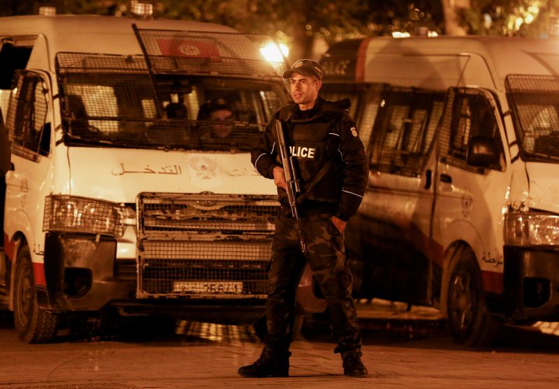 © Reuters. شرطي قرب مقر وزارة الداخلية في العاصمة تونس يوم الجمعة. تصوير: زبير السويسي - رويترز. 