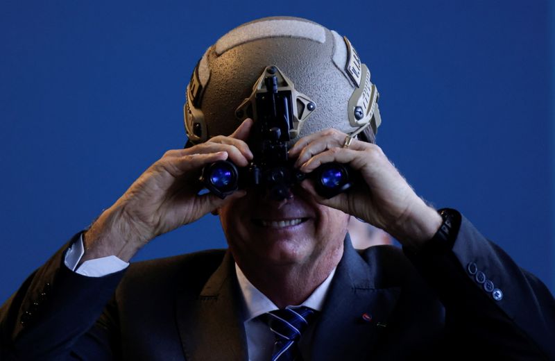 &copy; Reuters. El presidente de Brasil, Jair Bolsonaro, usa gafas de visión nocturna durante una ceremonia de un programa de seguridad pública en la sede del Ministerio de Justicia en Brasilia. 25 de noviembre 2021. REUTERS/Ueslei Marcelino