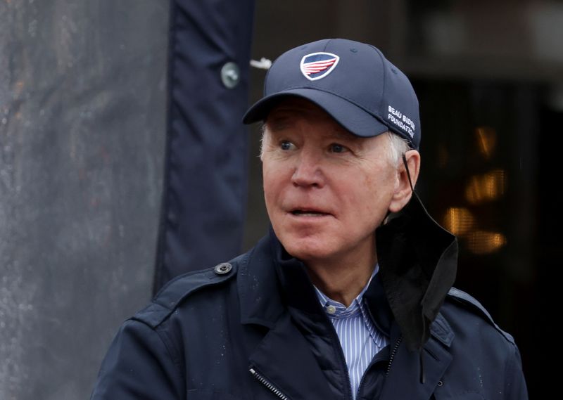 © Reuters. U.S. President Joe Biden visits Nantucket downtown following lunch with family, in Nantucket island, Massachusetts, U.S. November 26, 2021. REUTERS/Tasos Katopodis