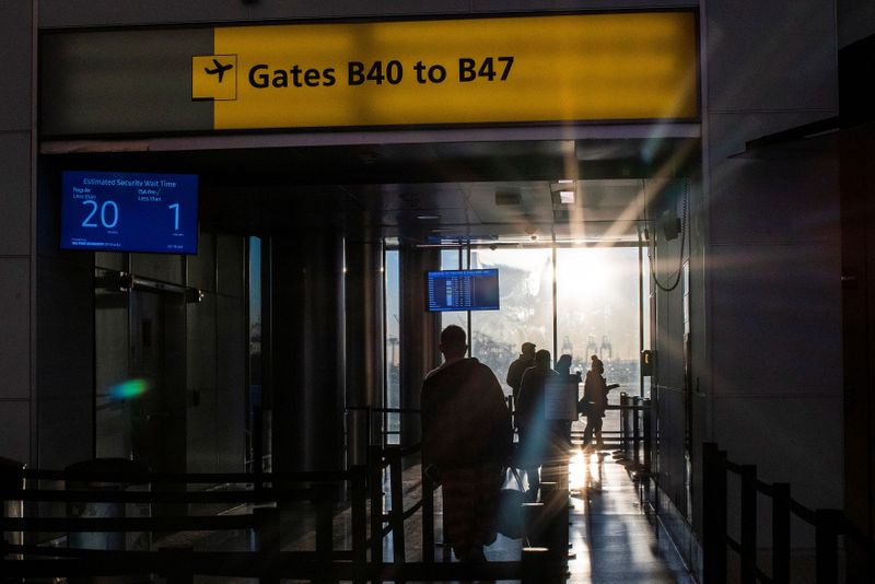 &copy; Reuters. Passengers walk through the terminal at Newark Liberty International Airport in Newark, New Jersey, U.S., November 24, 2021. REUTERS/Eduardo Munoz