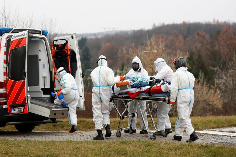 &copy; Reuters. FILE PHOTO: Medical workers transport a coronavirus disease (COVID-19) patient, who is being transferred from a Brno hospital, in Prague, Czech Republic, November 25, 2021. REUTERS/David W Cerny