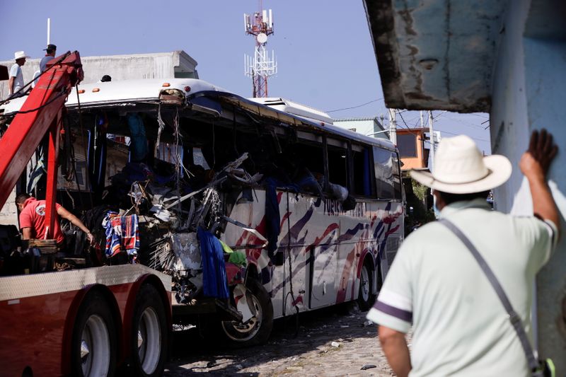 &copy; Reuters. Au moins 19 personnes ont été tuées et 20 autres blessées vendredi lorsqu'un bus de passagers circulant sur une autoroute dans le centre du Mexique a percuté une maison, selon les autorités. /Photo prise le 26 novembre 2021/REUTERS/Luis Cortes
