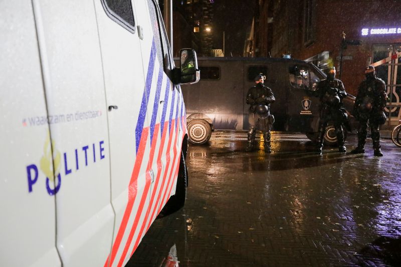 &copy; Reuters. Police officers stand guard following Dutch Prime Minister Mark Rutte's announcement of new measures to fight a record surge in coronavirus disease (COVID-19) infections, in The Hague, Netherlands, November 26, 2021. REUTERS/Eva Plevier