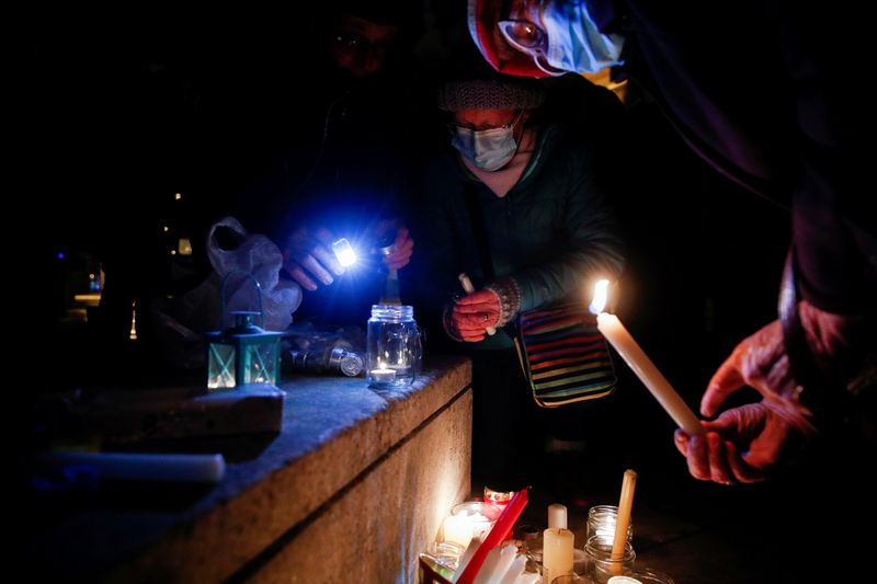 &copy; Reuters. FILE PHOTO: People light candles as they pay tribute to the 27 migrants who died when their dinghy deflated as they attempted to cross the English Channel, at the Richelieu Park in Dunkerque, France, November 25, 2021. REUTERS/Johanna Geron/File Photo