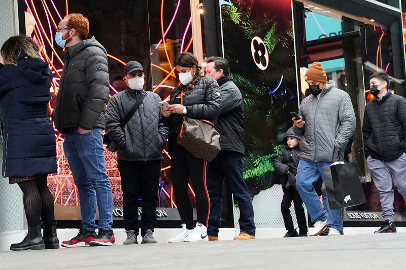 &copy; Reuters. Gente haciendo cola para entrar en una tienda de la Quinta Avenida durante el Viernes Negro en el barrio de Manhattan de la ciudad de Nueva York, Nueva York, Estados Unidos. 26 de noviembre de 2021.  REUTERS/Carlo Allegri 