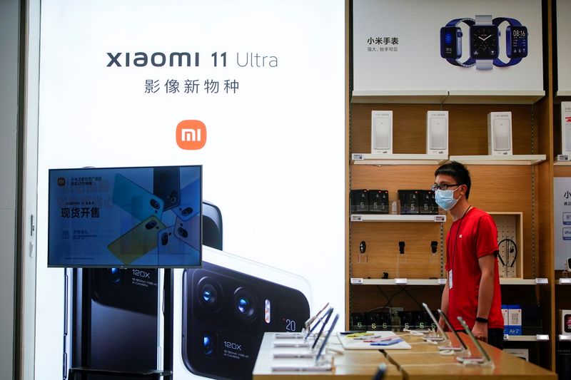 &copy; Reuters. FOTO DE ARCHIVO. El logo de Xiaomi se ve en una tienda de Xiaomi, en Shanghái, China. 12 de mayo de 2021. REUTERS/Aly Song 