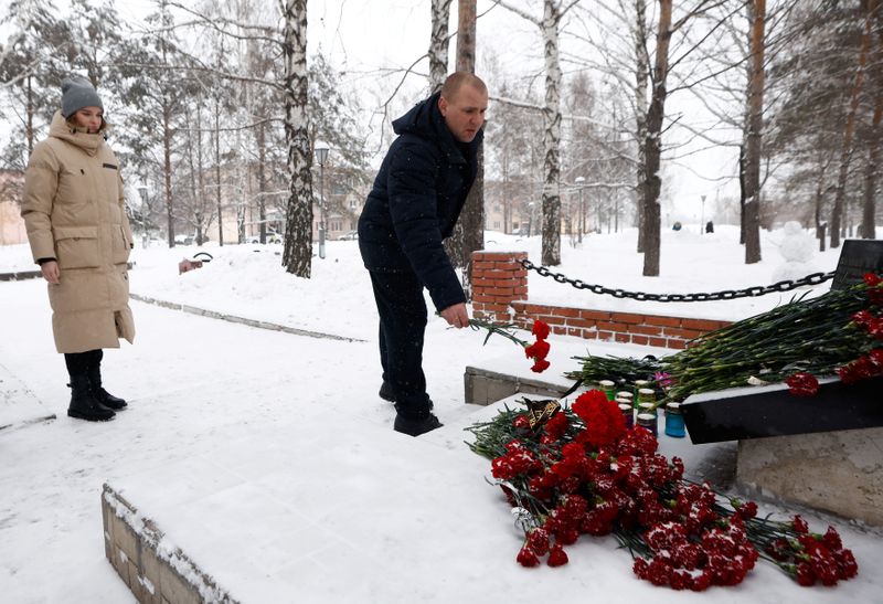 &copy; Reuters. People lay flowers at the Alley of Miners' Glory to pay tribute to the miners and rescuers killed in an accident at the Listvyazhnaya coal mine, in the settlement of Gramoteino in the Kemerovo region, Russia, November 27, 2021. REUTERS/Maxim Shemetov