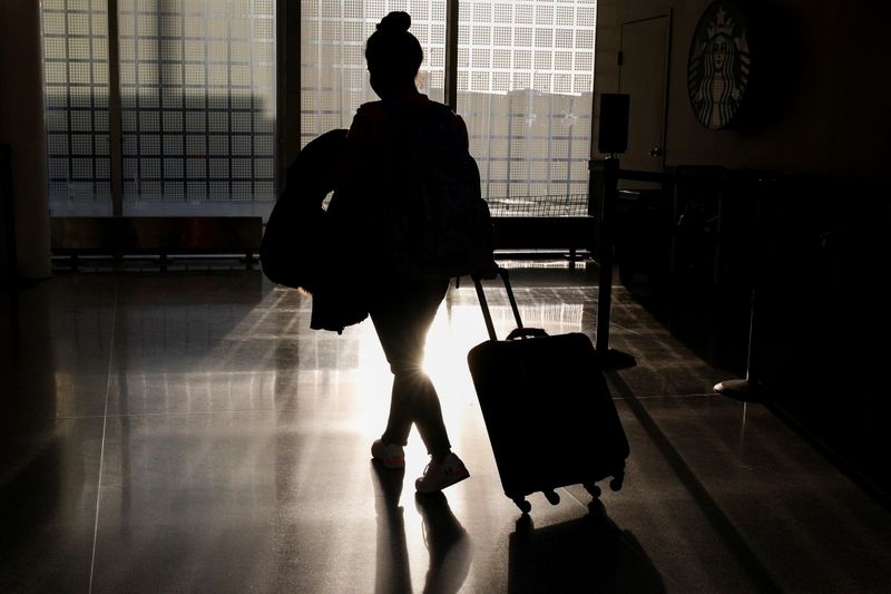 &copy; Reuters. FILE PHOTO: A traveler walks through O'Hare International Airport ahead of the Thanksgiving holiday in Chicago, Illinois, U.S., November 20, 2021.  REUTERS/Brendan McDermid