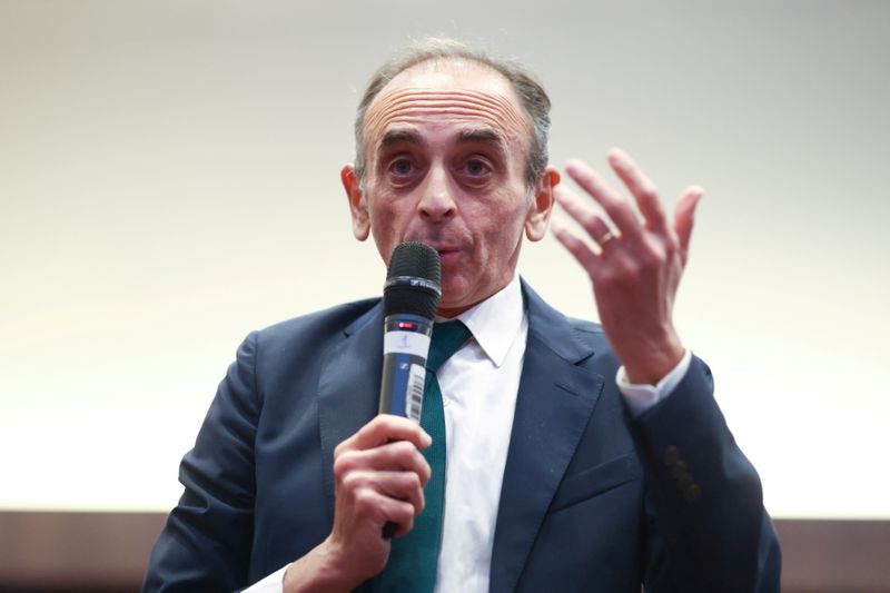 &copy; Reuters. FILE PHOTO: French right-wing commentator Eric Zemmour speaks at an event at the ILEC conference centre, London, Britain, November 19, 2021. REUTERS/Tom Nicholson