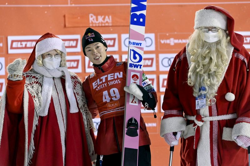 &copy; Reuters. 　ノルディックスキーのワールドカップ（Ｗ杯）ジャンプ男子は２７日、フィンランドのルカで個人第３戦（ヒルサイズ＝ＨＳ１４２メートル）を行い、小林陵侑（中央）が今季初優勝を果