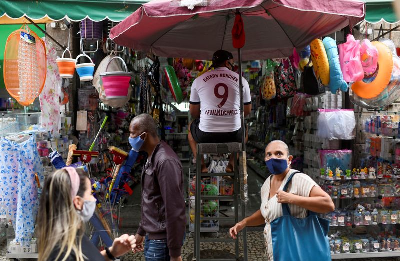 &copy; Reuters. أشخاص يضعون كمامات في شارع للتسوق بريو دي جانيرو في صورة من أرشيف رويترز.