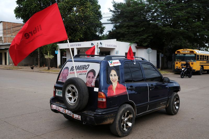 &copy; Reuters. Pictures of Xiomara Castro, presidential candidate for the opposition Libre Party, are seen on a car prior to the November 28 general election, in Catacamas, Honduras November 27, 2021. REUTERS/Jose Cabezas