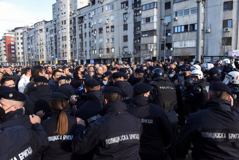 &copy; Reuters. أفراد من شرطة مكافحة الشغب الصربية يعيقون نشطاء بيئيين يحتجون على قوانين جديدة في صربيا في بلجراد يوم السبت. تصوير: زوران جيفيتش - رويترز