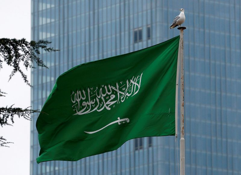 &copy; Reuters. علم سعودي يرفرف في صورة من أرشيف رويترز.
