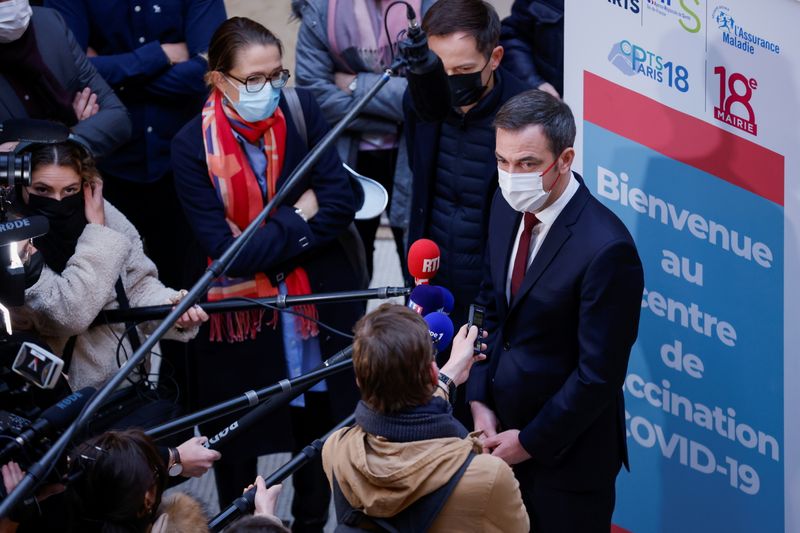 &copy; Reuters. French Health Minister Olivier Veran talks to journalists after visiting a coronavirus disease (COVID-19) vaccination center in Paris, France, November 28, 2021. REUTERS/Gonzalo Fuentes