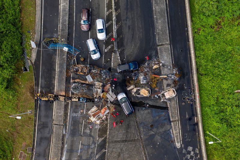 &copy; Reuters. An aerial view of burnt cars and debris blocking a road in the neighborhood of Lamentin after unrest triggered by COVID-19 curbs, which have have already rocked the nearby island of Guadeloupe, in Fort-De-France, Martinique November 27, 2021. Picture take