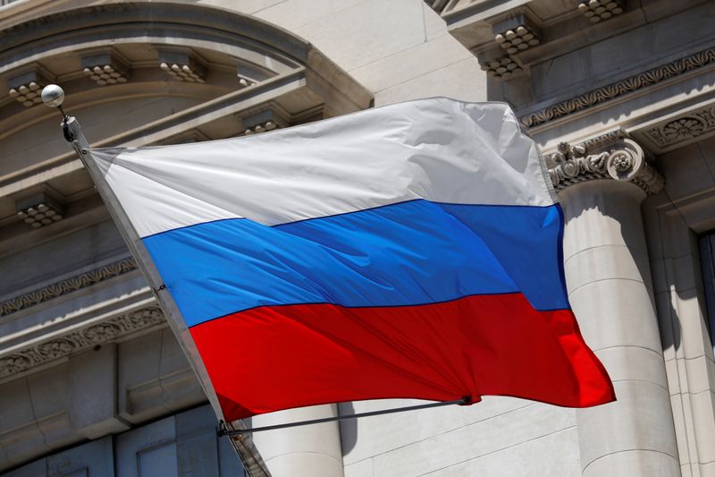 &copy; Reuters. FILE PHOTO: A Russian flag flies outside the Consulate General of the Russian Federation in New York in Manhattan, New York City, U.S., August 2, 2021. REUTERS/Andrew Kelly
