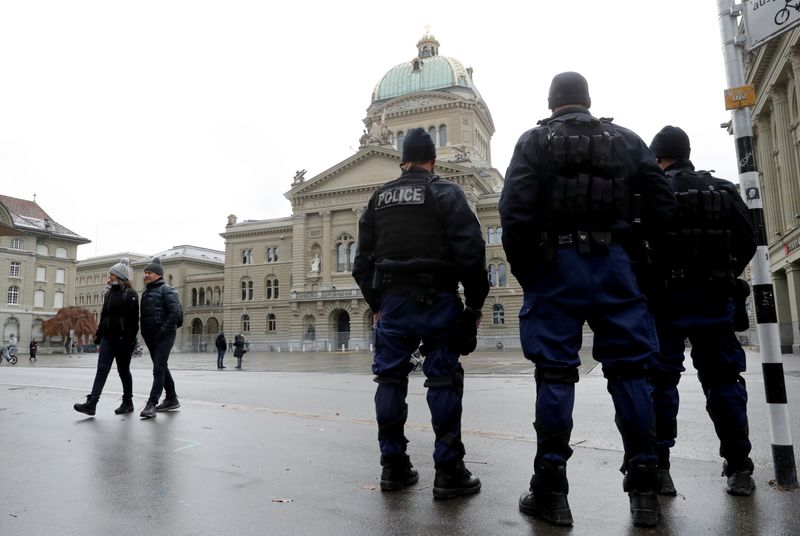 &copy; Reuters. Police officers stand guard in front of the Swiss Federal Palace, Bundeshaus, in Bern, Switzerland, November 28, 2021. REUTERS/Arnd Wiegmann