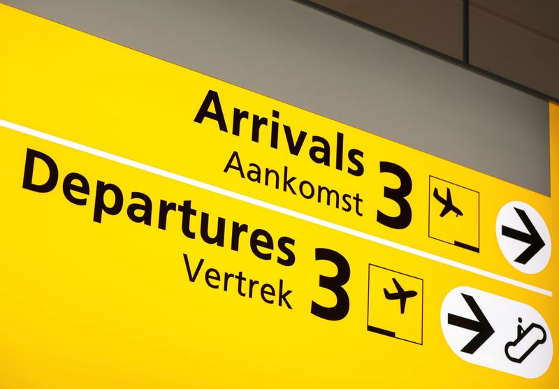 &copy; Reuters. Treize cas de nouveau variant Omicron du coronavirus ont été détectés aux Pays-Bas parmi des voyageurs revenus en avion d'Afrique du Sud vendredi, ont déclaré dimanche les autorités sanitaires néerlandaises. /Photo prise le 27 novembre 2021/REUTER