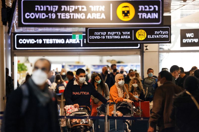 © Reuters. Travellers exit the coronavirus disease (COVID-19) pandemic testing area at Ben Gurion International Airport as Israel imposes new restrictions near Tel Aviv, Israel November 28, 2021. REUTERS/Amir Cohen