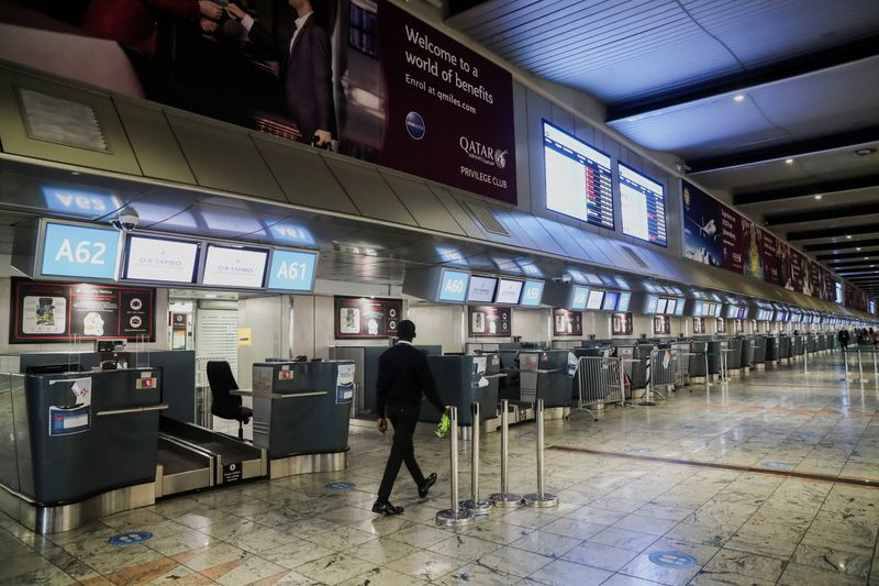 © Reuters. International check-in counters stand empty as several airlines stopped flying out of South Africa, amidst the spread of the new SARS-CoV-2 variant Omicron, at O.R. Tambo International Airport in Johannesburg, South Africa, November 28, 2021. REUTERS/ Sumaya Hisham