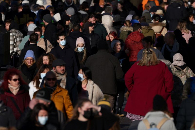 © Reuters. People walk along the south bank of the river Thames after new measures were announced yesterday due to the Omicron coronavirus variant, in London, Britain, November 28, 2021. REUTERS/Tom Nicholson