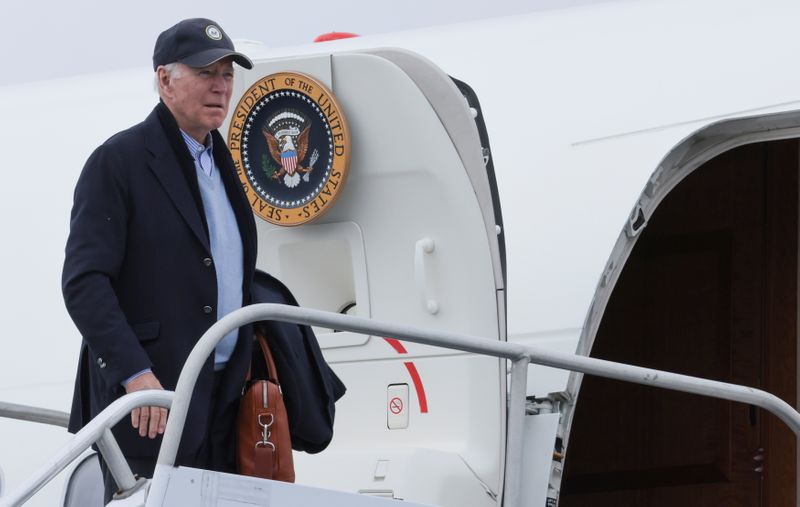 © Reuters. U.S. President Joe Biden looks on as he boards Air Force One at Nantucket Memorial Airport, in Nantucket, Massachusetts, U.S, November 28, 2021. REUTERS/Tasos Katopodis