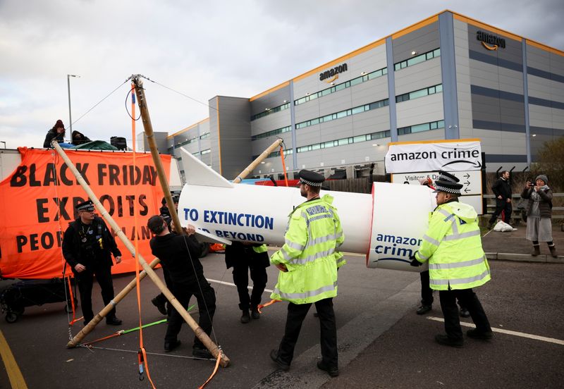 &copy; Reuters. 環境保護団体「エクスティンクション・リベリオン」は２６日、ブラックフライデーに合わせて米アマゾン・ドット・コムの欧州にある１５カ所の倉庫で抗議活動を行った。写真は、英国・