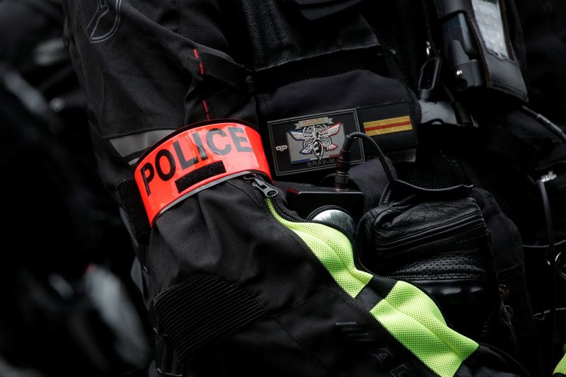 &copy; Reuters. Un policier hors service a été grièvement blessé dimanche à la suite d'une altercation avec un groupe de quatre ou cinq personnes au centre commercial Italie 2 à Paris, dans le XIIIe arrondissement. /Photo d'archives/REUTERS/Benoit Tessier