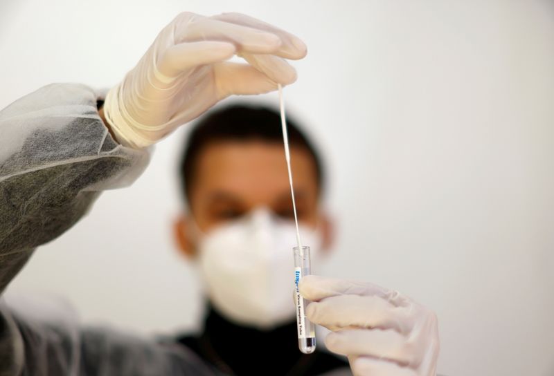 &copy; Reuters. Huit cas possibles du variant Omicron du coronavirus ont été détectés en France, a annoncé dimanche le ministère de la Santé. /Photo prise le 23 novembre 2021/REUTERS/Eric Gaillard