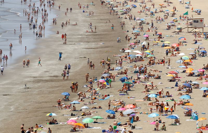 &copy; Reuters. سائحون على أحد شواطئ إسبانيا في صورة من أرشيف رويترز.