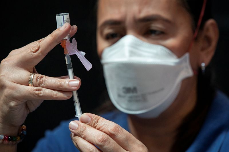 &copy; Reuters. 　１１月２９日、フィリピンは、今後３日間で９００万人に新型コロナウイルスワクチンを接種するプログラムを開始した。写真はマニラ首都圏のケソン・シティで１７日撮影（２０２１年