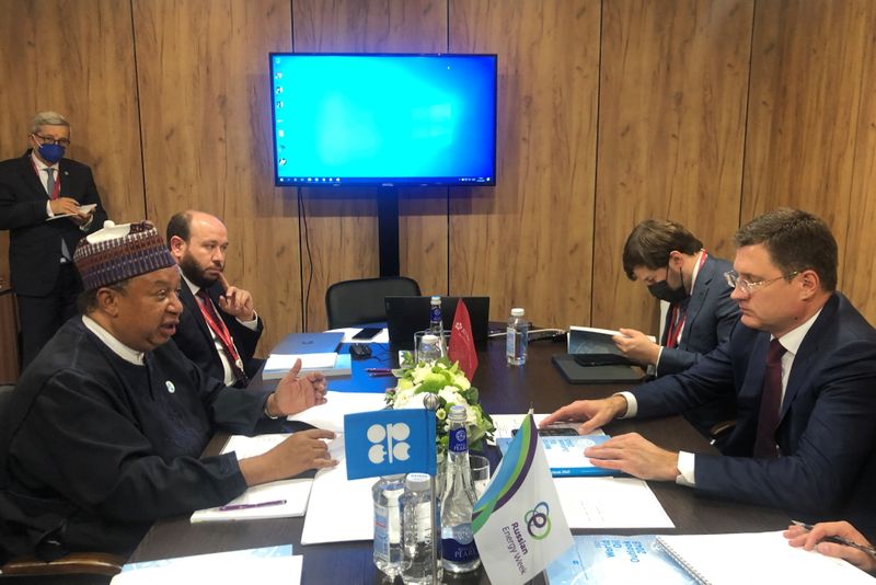 © Reuters. OPEC Secretary General Mohammad Barkindo meets with Russian Deputy Prime Minister Alexander Novak during the Russian Energy Week International Forum in Moscow, Russia October 14, 2021. REUTERS/Vladimir Soldatkin