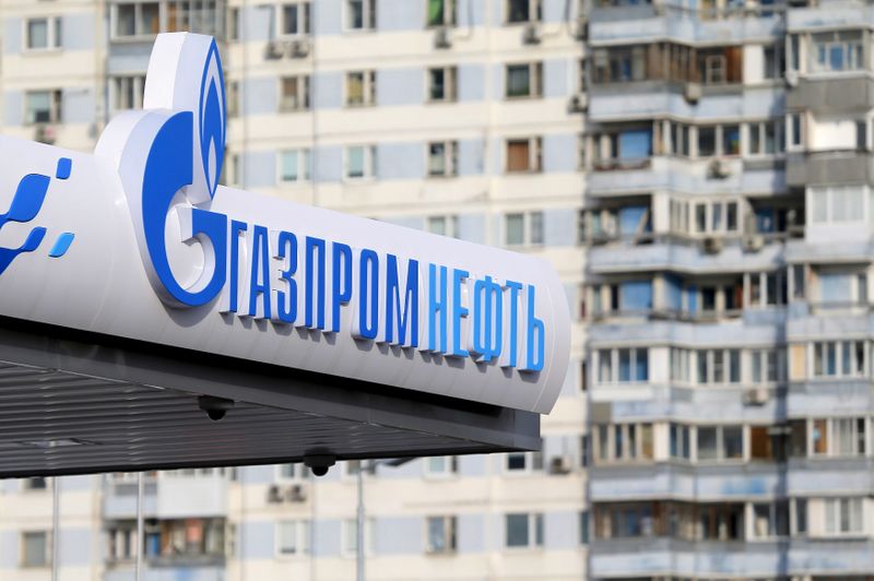 &copy; Reuters. FILE PHOTO: A logo of Gazprom Neft oil company is seen at a petrol station in Moscow, Russia, March 11, 2016. REUTERS/Maxim Shemetov/File Photo        