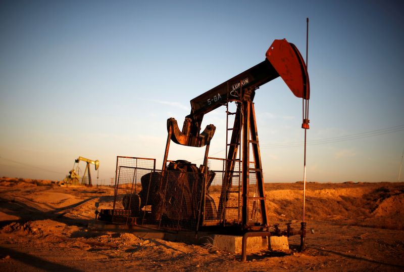 &copy; Reuters. FILE PHOTO: Pump Jacks are seen at sunrise near Bakersfield, California October 14, 2014. REUTERS/Lucy Nicholson/File Photo