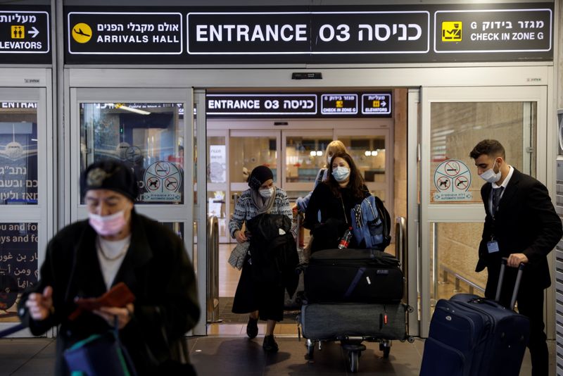 &copy; Reuters. مسافرون يخرجون من مطار بن جوريون الدولي في إسرائيل يوم الأحد. تصوير: أمير كوهين - رويترز.