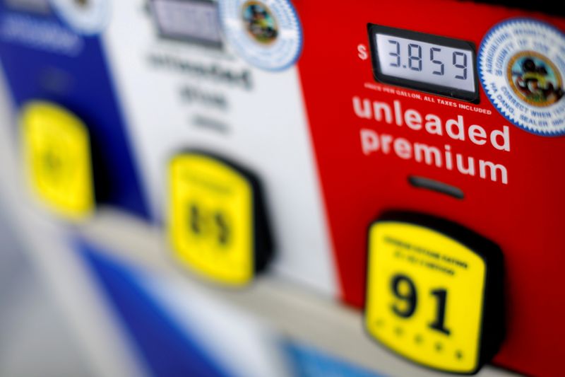Explainer-U.S. gasoline prices could fall below $3 if oil market sustains losses